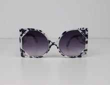 Load image into Gallery viewer, Oversize Square Fashion Sunglasses
