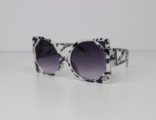 Load image into Gallery viewer, Oversize Square Fashion Sunglasses
