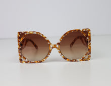 Load image into Gallery viewer, Oversize Square Fashion Sunglasses

